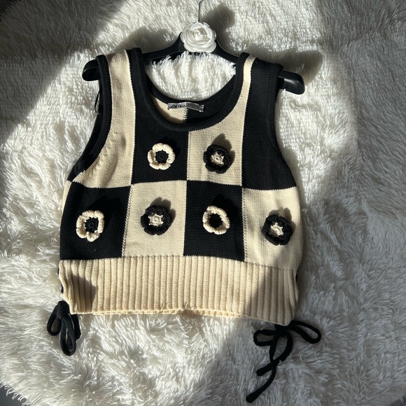Zara Floral Black & White Sweater Vest - Picture 2 of 4